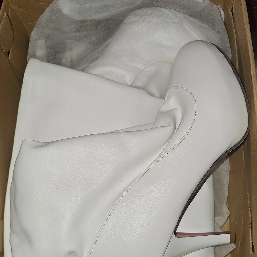 NWT Women's Elegant White Knee-High Women's Boots Size 9 Euro Size 40